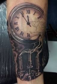 手臂华丽的老时钟蜡烛纹身图案