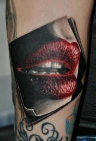 krah modeli shumë i natyrshëm dhe realist i tatuazheve me ngjyra të buzëve