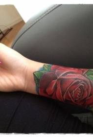 meisie arm eenvoudige groot rooi rose tattoo patroon