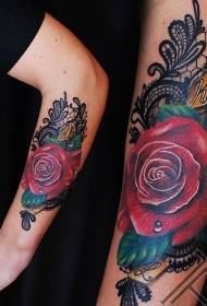 käsivarsi monivärinen punainen ruusu ja pitsi-tatuointikuvio