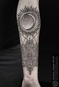 brazo medio sol media luna con tatuaje decorativo tatuaje patrón