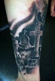 brat cimitir negru cu model de tatuaj cruce de corb