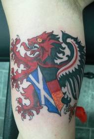 Arm Skotse leeu-baniergeverfde tatoeëringpatroon