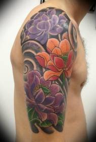 Цветен модел татуировка на голям лотос и черен фон