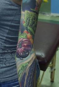 Un patrón alternativo de tatuaje de brazo de flor vegetal