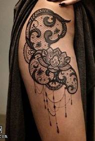 Na ramenu čipka tetovaža lotus tetovaža
