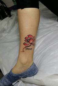 Spun krāsu lotosa tetovējums modelis
