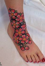 eine Reihe von kleinen Kirschblüten-Tattoo-Mustern