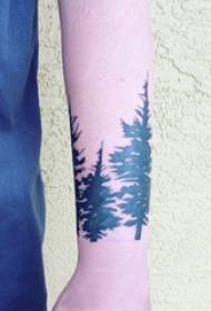 Poika ranne mustalla yksinkertainen abstrakti linjat kasvi iso puu tatuointi kuvaa