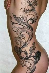 Pragtige elegante tatoeëringpatroon vir swart wingerdstok aan sy ribbes