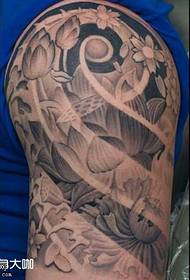 Modeli i tatuazhit të lotusit me krah