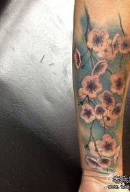 Krásný pop švestkový tetování vzor s rukama