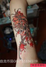 腕にある唯一の美しい色の花のタトゥーパターン