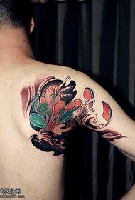 Patrón de tatuaje de loto de hombro