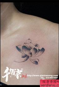 Klassinen mustavalkoinen lotus-tatuointikuvio rinnassa