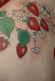 Gekleurde aardbei wijnstok tattoo patroon