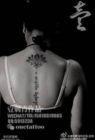 wzór tatuażu lotosu na kręgosłupie