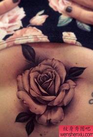 Iesakiet rožu tetovējumu