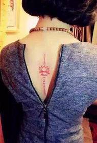 Ang pattern ng pulang lotus tattoo sa likod