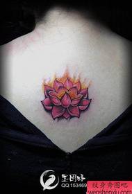 Patrón de tatuaje de loto de color de espalda para niñas de moda
