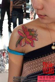 patró de tatuatge de lotus en color a l'espatlla d'una noia