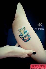невялікая татуіроўка кактуса на ўнутранай частцы рукі