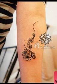 Flickans arm populära små tatuering mönster för körsbärsblomning