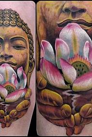 Buddha memegang corak tatu teratai