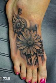 Hình xăm hoa cúc chân