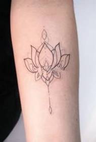 Rakareba uye rakashongedzwa lotus mutsara tattoo maitiro