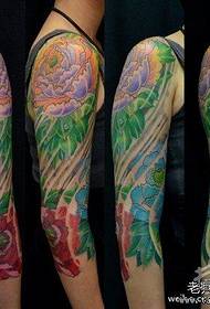 Наоружајте лепи узорак тетоваже божура са цветним краком