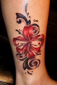 Красива інша бічна квітка татуювання на теля