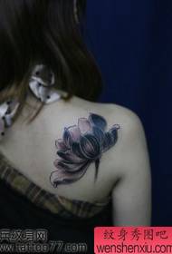 Patró de tatuatge de lotus a l'espatlla de bellesa