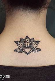 Takaisin lotus-tatuointikuvio