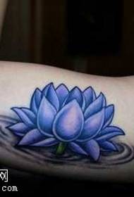Ručno plavi uzorak tetovaže lotosa