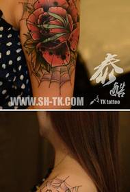 Tytön käsivarsi hieno suosittu ruusu tatuointi malli