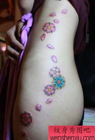 Patrón de tatuaje seductor belleza cintura lateral cadera Sakura