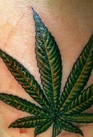 Снимката на татуировка със зелено листо е перфектна