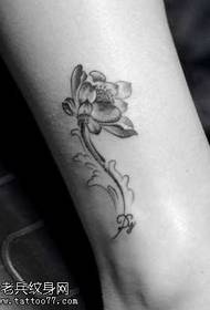 Skaists lotosa tetovējuma raksts uz kājām