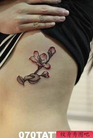 Padrão de tatuagem de flor de pêssego