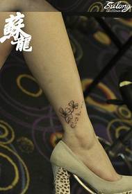 Pedhet wanita populer pola tato semanggi godhong kanthi godhong amba