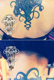 Gyönyörű női írisz virág tetoválás a lány hátán