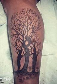 Татуировка с изображением дерева на ноге