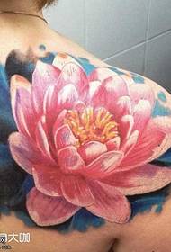 Patrón de tatuaje de loto rosa de hombro