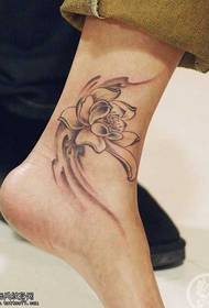 Lijep uzorak tetovaže lotosa na gležnju