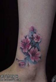 Bacaklarda güzel renk kiraz çiçeği dövme deseni