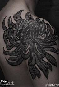 Big chrysanthemum tattoo patroon op die skouer