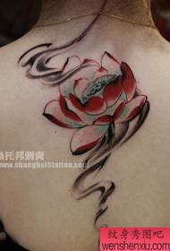 Dívka zpět inkoust styl lotus tetování vzor