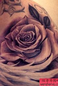 Recommend a European and American rose tattoo