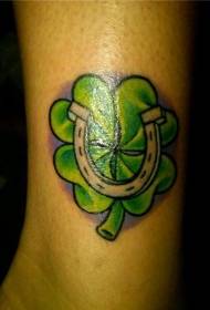 Padrão de tatuagem de trevo verde e ferradura